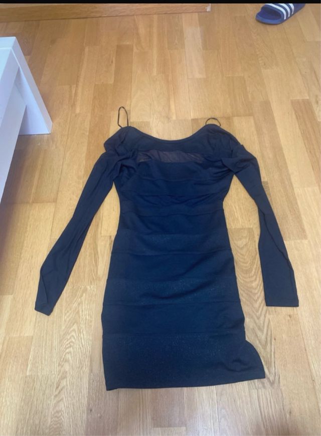 Vestido negro ajustado manga larga