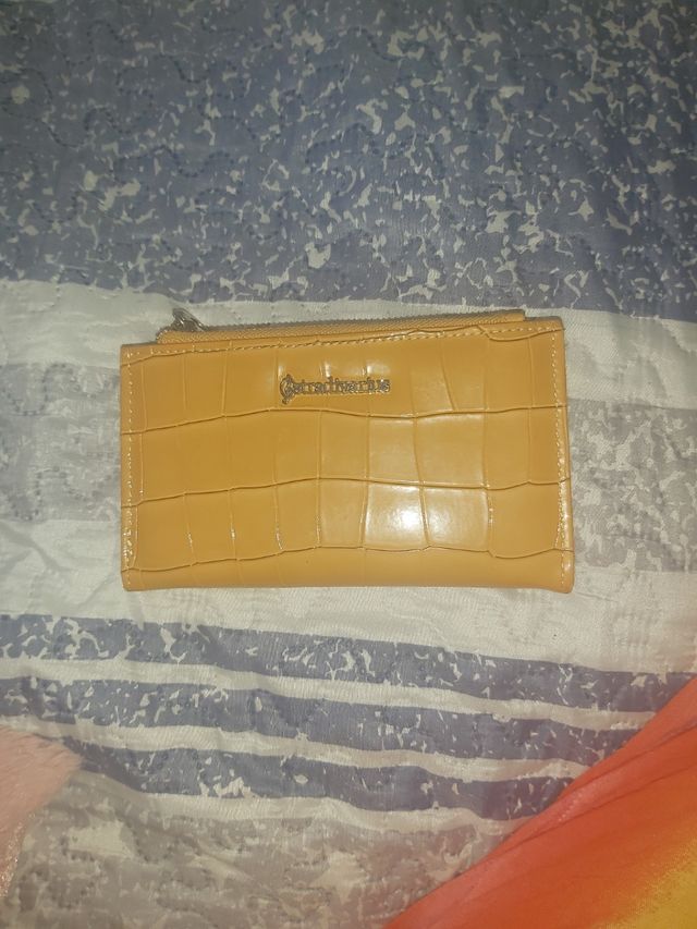 Monedero Stradivarius amarillo mostaza