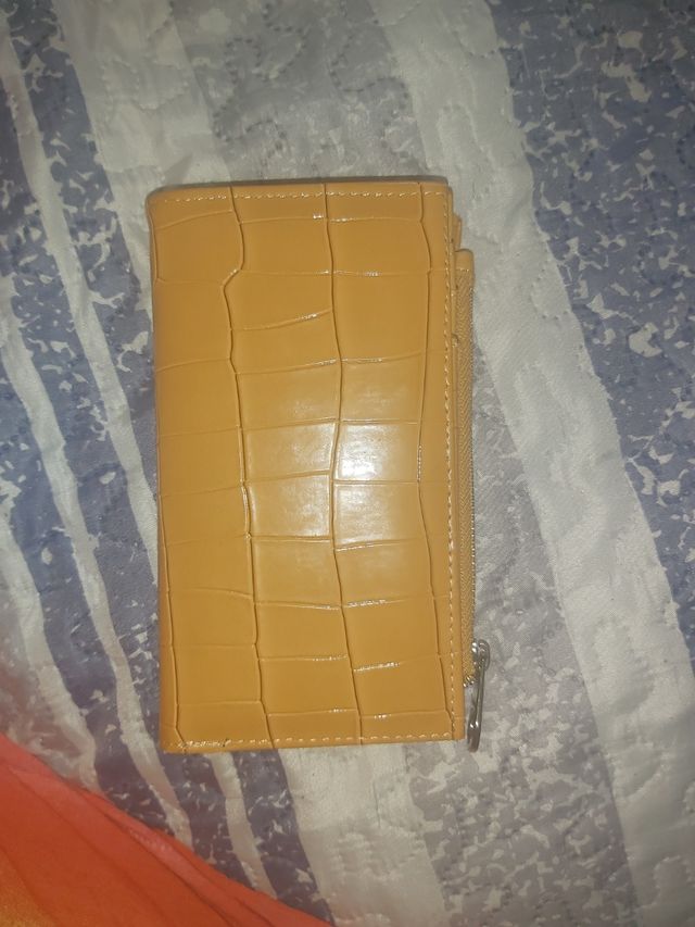 Monedero Stradivarius amarillo mostaza