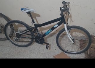 Bicicleta que tendría que cambiar las ruedas