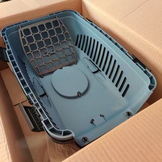 Transportín azul para mascota.