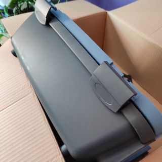 Transportín azul para mascota.