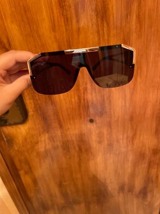 Gafas sol modernas - negras y doradas