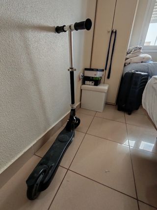 Patinete eléctrico nuevo con cargador. 