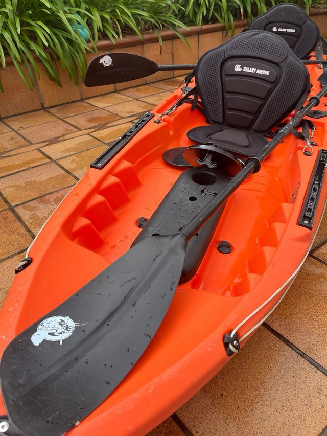 Kayak doble con asientos y remos
