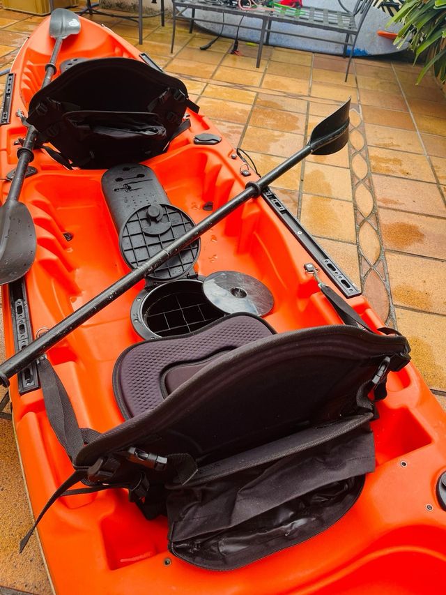 Kayak doble con asientos y remos