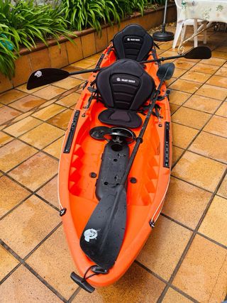 Kayak doble con asientos y remos