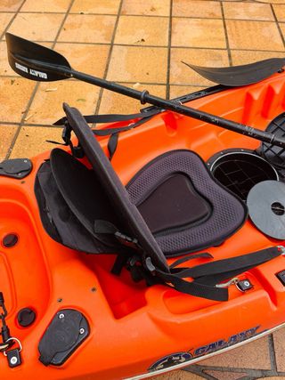 Kayak doble con asientos y remos