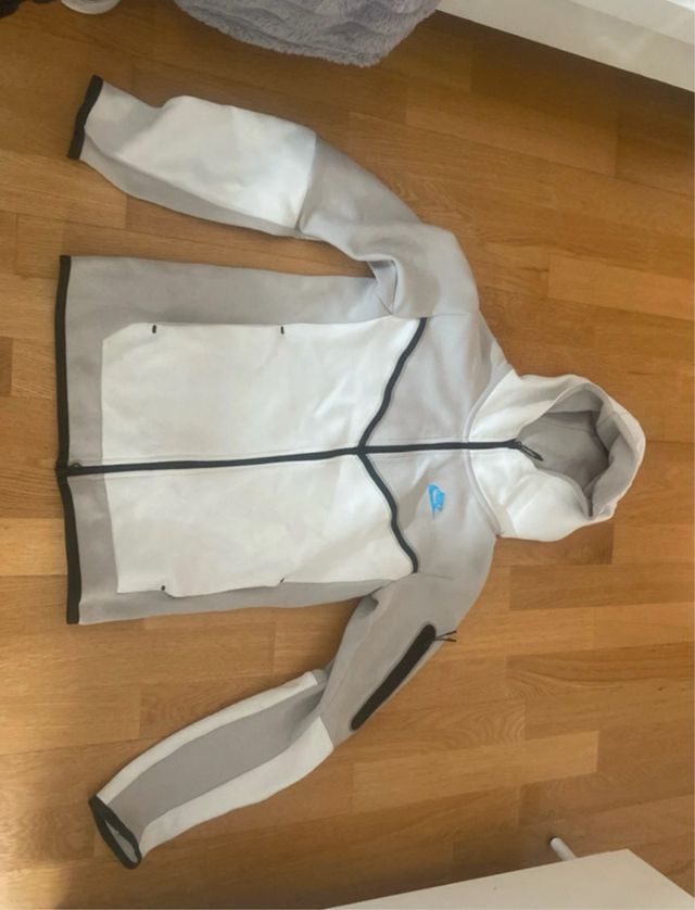 Sudadera Nike gris y blanca