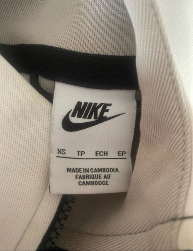 Sudadera Nike gris y blanca