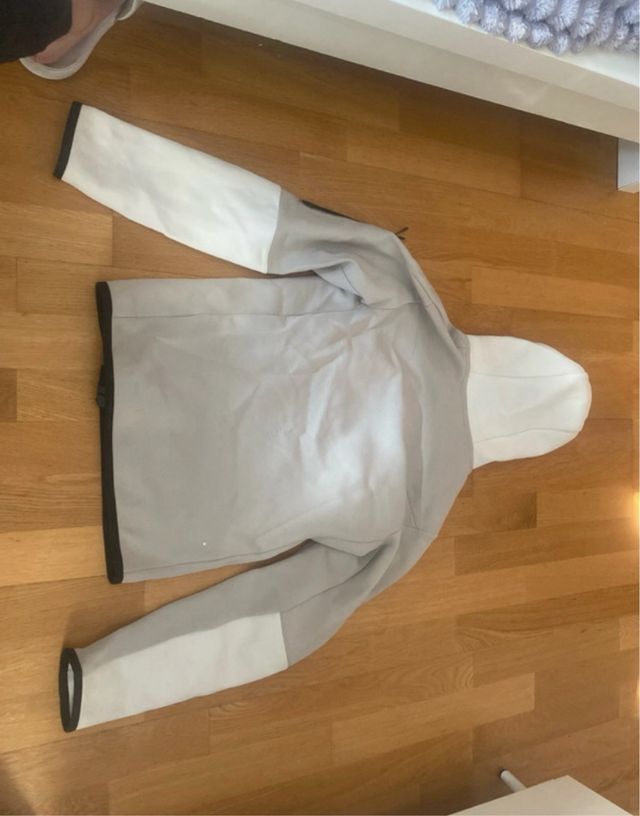 Sudadera Nike gris y blanca