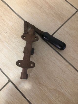 Strumento per tappi a corona M