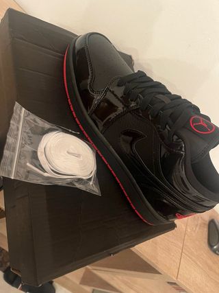 Jordan 1 Low Patent - Negro/Rojo