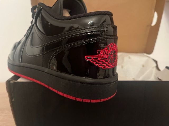 Jordan 1 Low Patent - Negro/Rojo