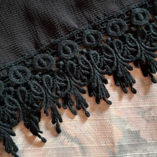 Shorts estivi neri morbidi con macramé