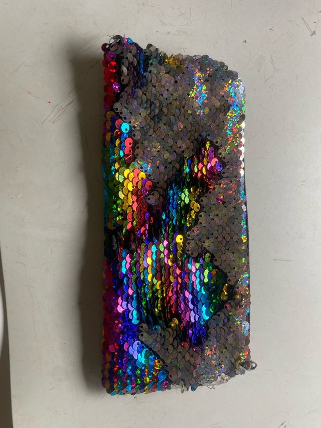 Estuche multicolores con lentejuelas