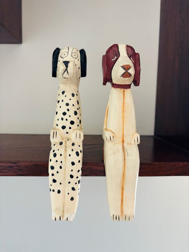 2 figuras perros madera Decoración