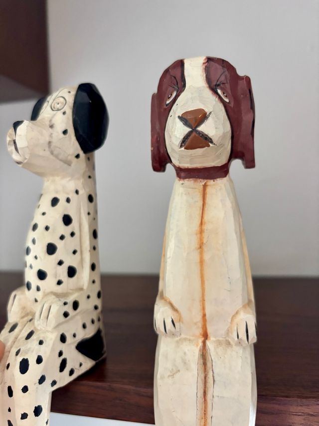 2 figuras perros madera Decoración