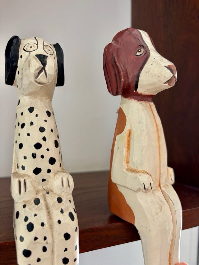 2 figuras perros madera Decoración
