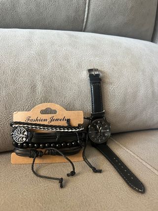 Reloj negro con paquete de pulseras 