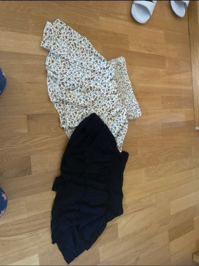 2 Faldas: azul marino y blanca con flores