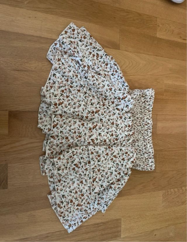 2 Faldas: azul marino y blanca con flores