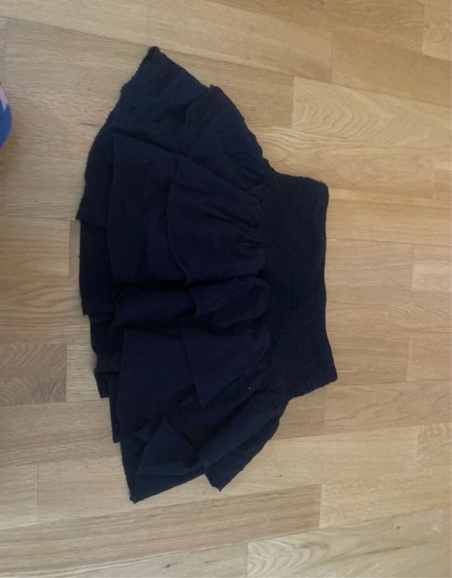 2 Faldas: azul marino y blanca con flores