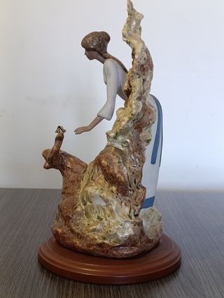 Figura P. Artísticas Turís: Mujer con mariposa