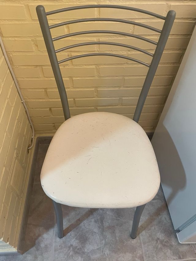 Mesa plegable blanca + 2 sillas