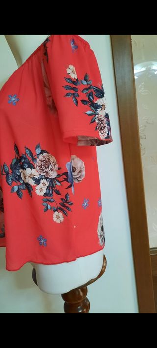 Blusa rossa fiori - spalle scoperte
