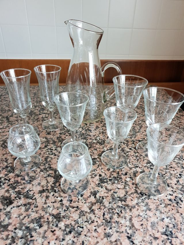 Jarra y 6 copas de cada  30 en total. copas crista