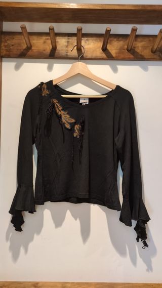 Blusa negra manga larga.