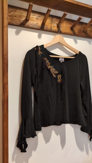 Blusa negra manga larga.