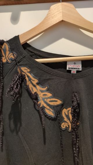 Blusa negra manga larga.