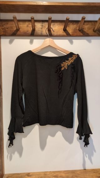 Blusa negra manga larga.