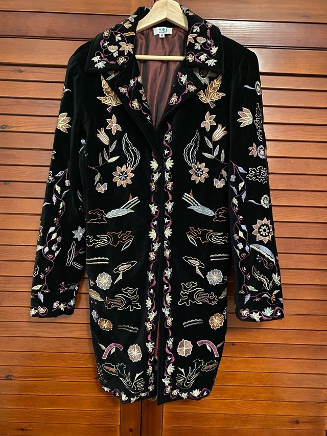 Abrigo YOI bordado - Negro