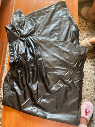 Falda pantalón negra cuero con goma 
