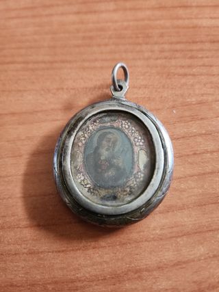 Relicario antiguo con imagen religiosa