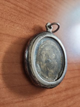 Relicario antiguo con imagen religiosa