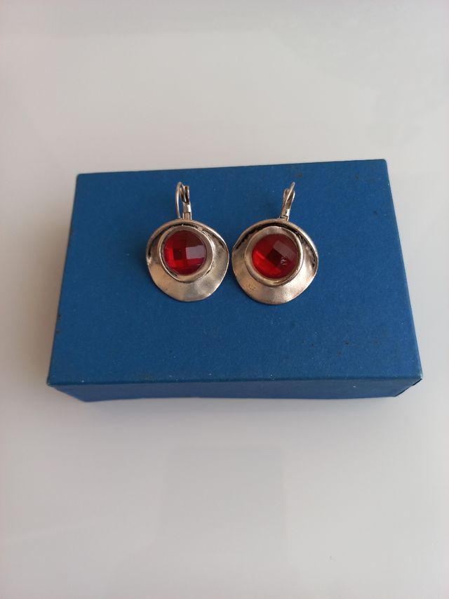 Pendientes rojos y plateados