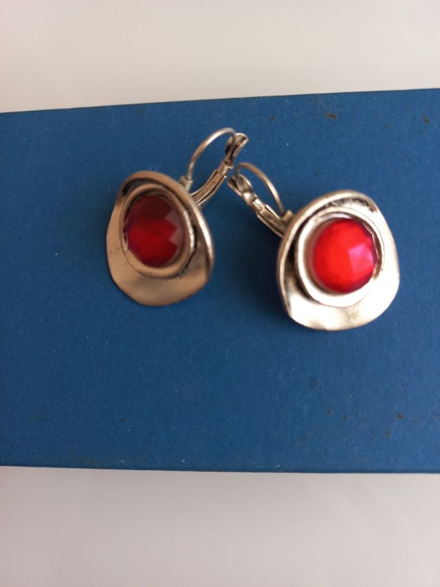 Pendientes rojos y plateados