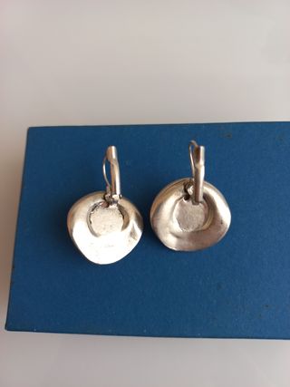 Pendientes rojos y plateados