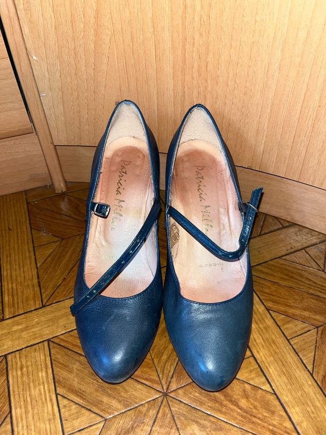 Zapatos formales azules, poco uso.