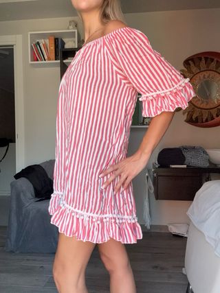 Vestito estivo a righe rosso e bianco