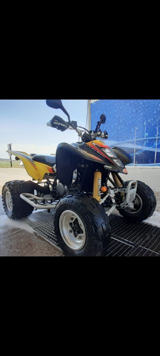 Suzuki LTZ 400.