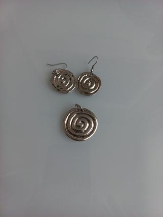 Pendientes y colgante plateados - Diseño espiral
