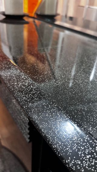 Recibidor negro mármol - Estilo años 80