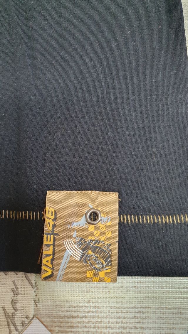 Camiseta Valentino Rossi negra y dorada