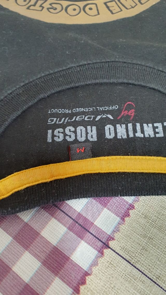 Camiseta Valentino Rossi negra y dorada