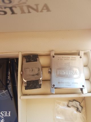 2 relojes Festina: uno plateado, uno negro